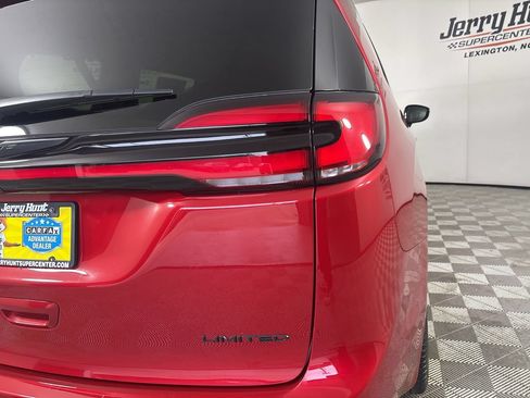 Used 2025 Chrysler Pacifica Limited FWD image 35
