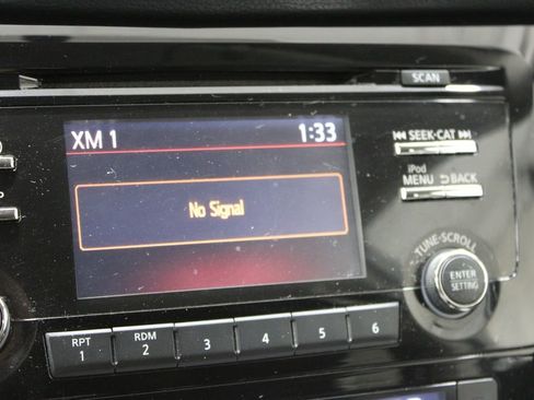 Used 2017 Nissan Rogue SV FWD image 28