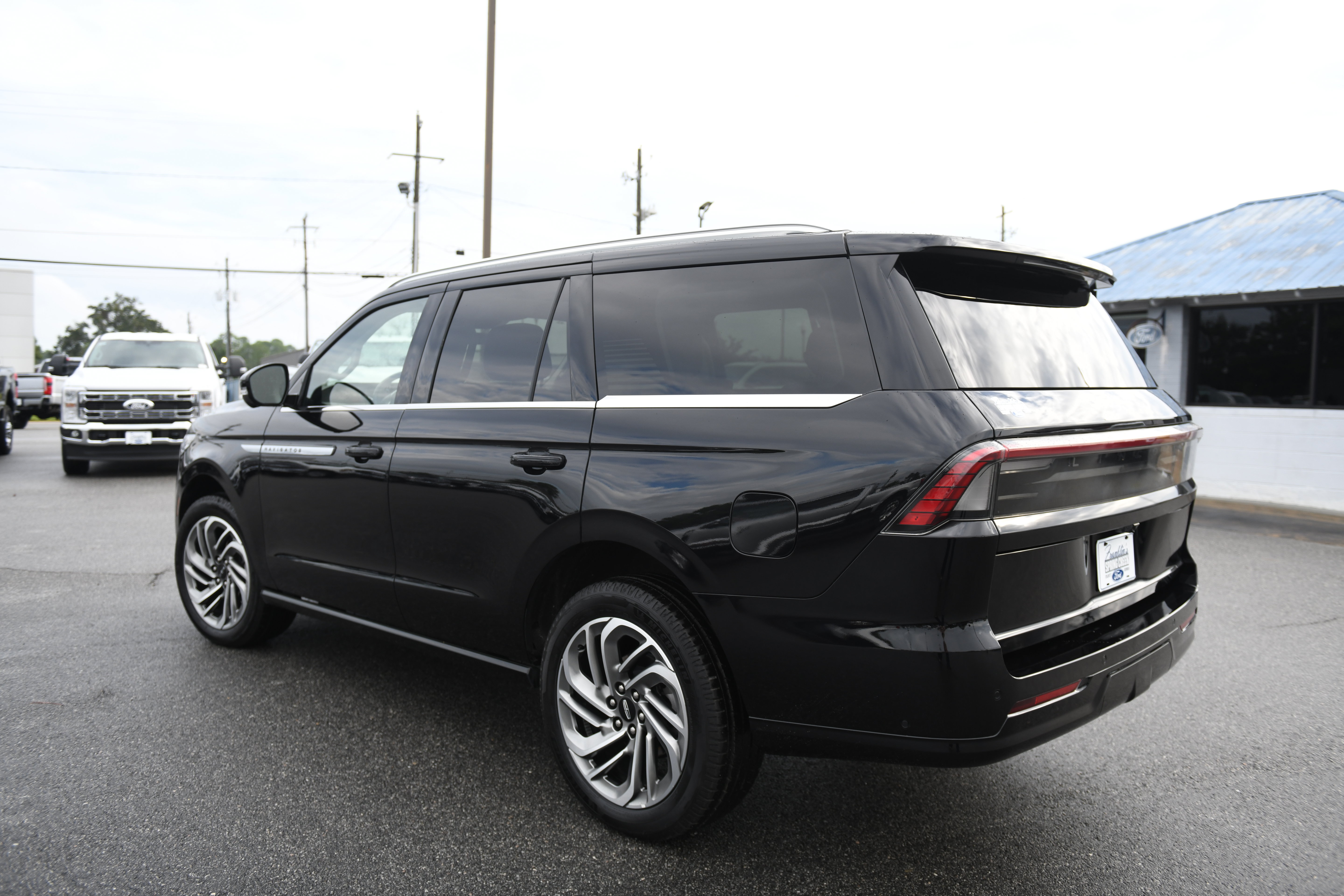 Used 2025 Lincoln Navigator Reserve AWD/4WD image 9