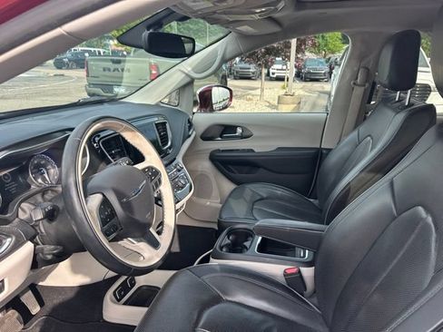 Used 2019 Chrysler Pacifica Limited FWD image 11