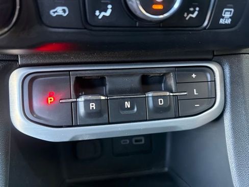 Used 2023 GMC Acadia SLE image 18