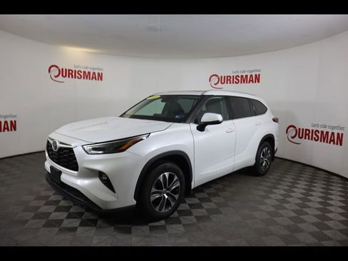 Used 2022 Toyota Highlander XLE AWD/4WD image 3