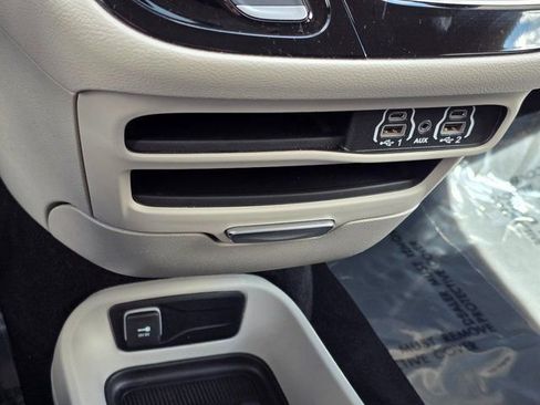 Used 2023 Chrysler Pacifica Touring-L FWD image 27