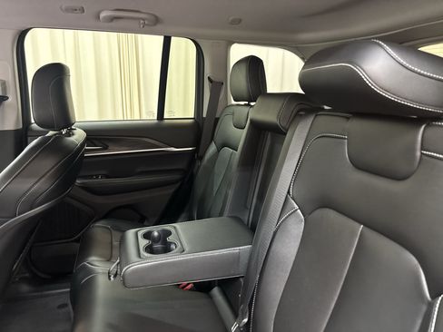 Used 2023 Jeep Grand Cherokee Limited w/ Black Appearance Package AWD/4WD image 18