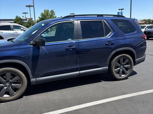 Used 2024 Honda Pilot Sport image 2