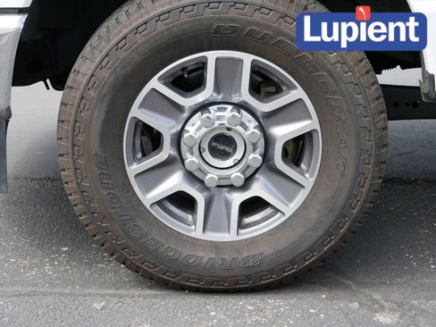 Used 2024 Ford F350 Lariat image 11