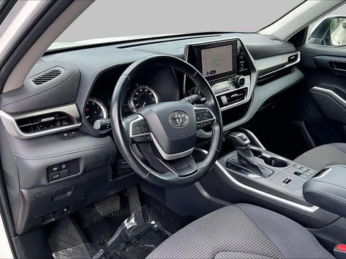 Used 2023 Toyota Highlander LE FWD image 17