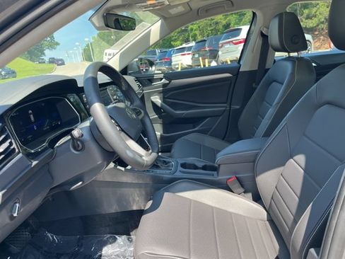 Used 2024 Volkswagen Jetta SE FWD image 7