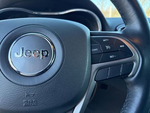 Certified 2022 Jeep Grand Cherokee Laredo X image 37