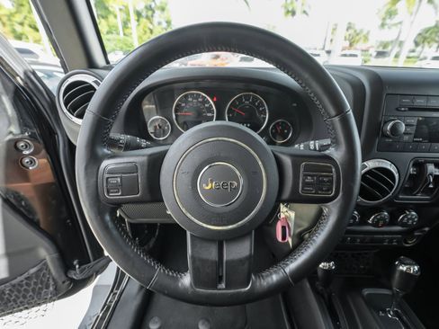 Used 2016 Jeep Wrangler Unlimited Sahara image 18