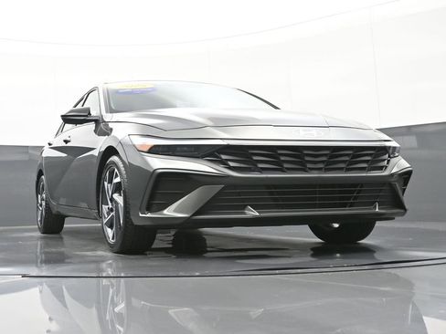 Certified 2025 Hyundai Elantra Sport image 43