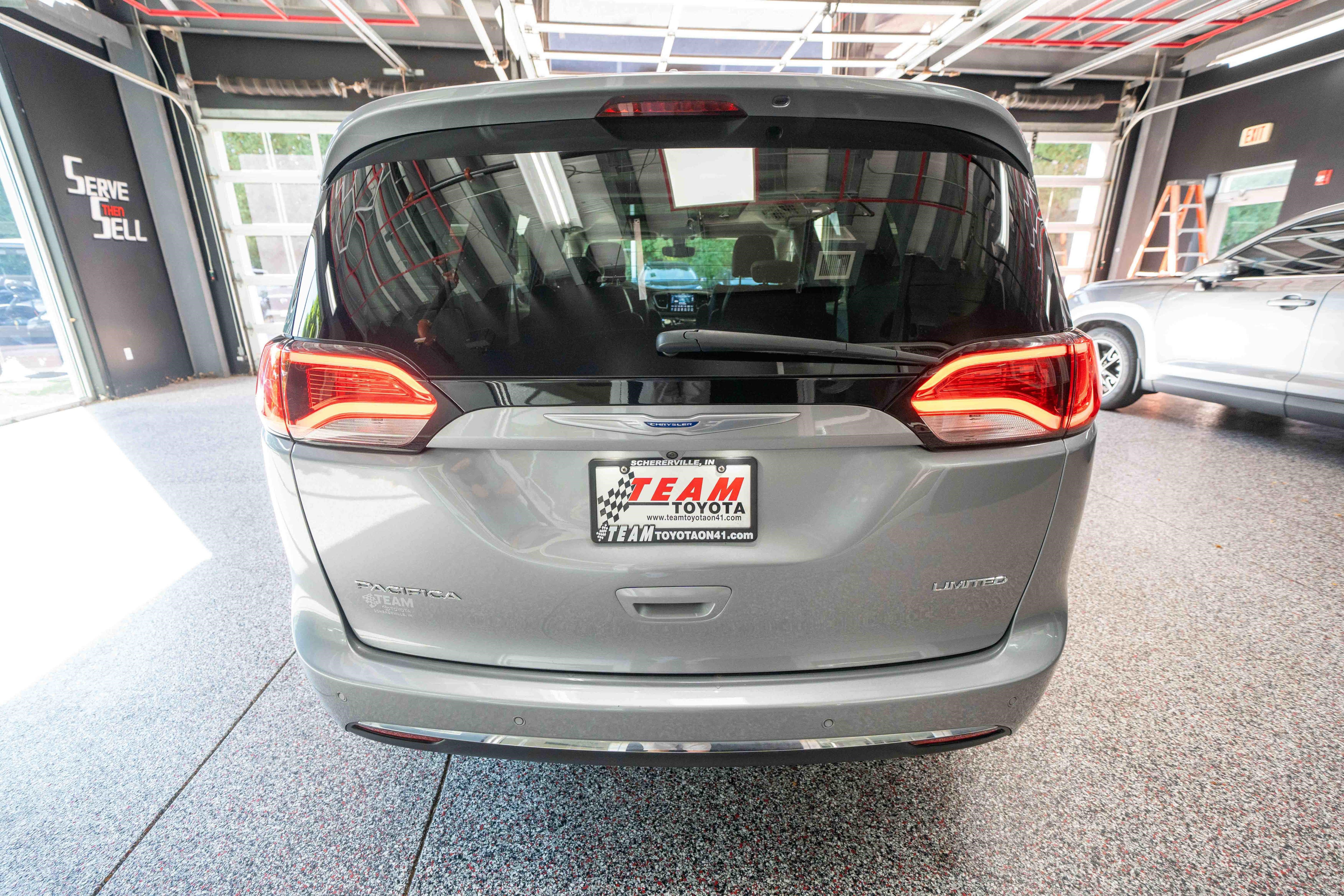 Used 2018 Chrysler Pacifica Limited FWD image 3