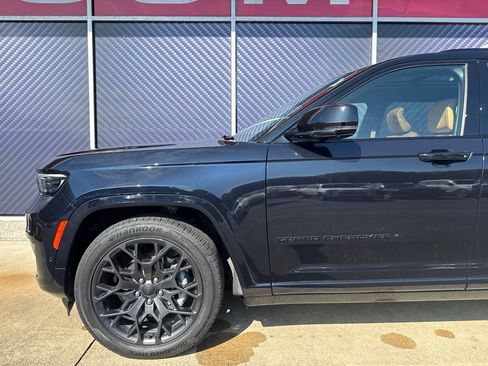 Used 2024 Jeep Grand Cherokee L Summit w/ High Altitude Package AWD/4WD image 16