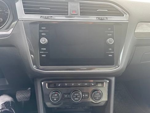 Used 2018 Volkswagen Tiguan SEL AWD/4WD image 16