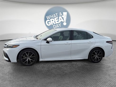 Used 2023 Toyota Camry SE image 4