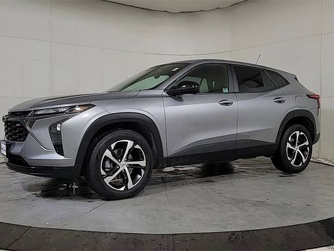 Certified 2024 Chevrolet Trax RS w/ Driver Confidence Package image 9