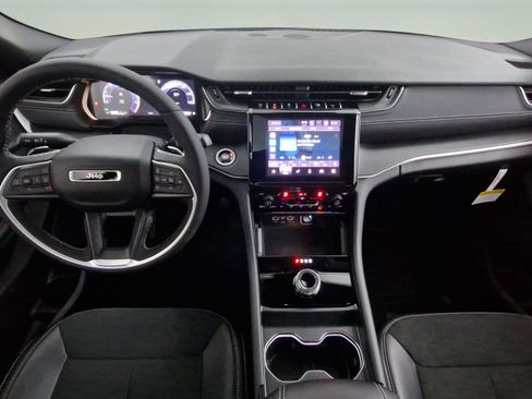 New 2025 Jeep Grand Cherokee L Altitude image 9