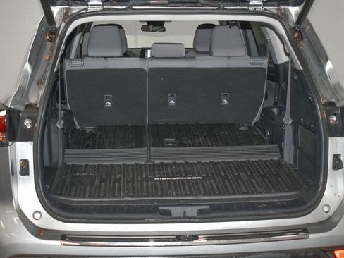 Used 2022 Toyota Highlander LE image 23