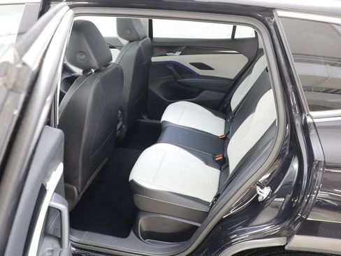 Used 2025 Volkswagen Tiguan SE w/ Panoramic Sunroof Package AWD/4WD image 14