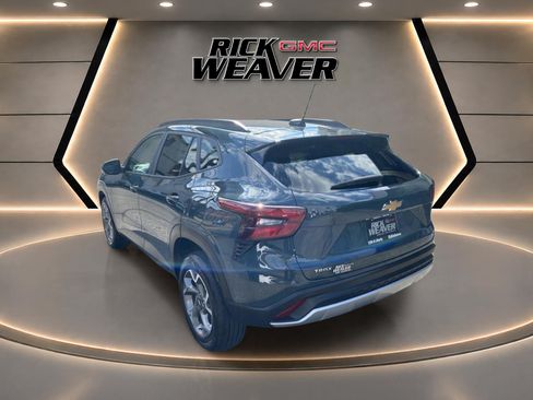 Used 2025 Chevrolet Trax LT FWD image 4