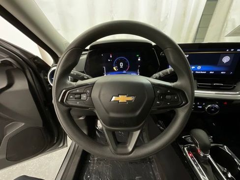 Used 2025 Chevrolet Trax LT FWD image 11