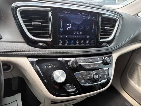 Used 2019 Chrysler Pacifica Limited FWD image 34