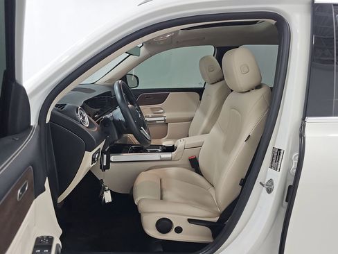 Used 2022 Mercedes-Benz GLB 250 4MATIC w/ Premium Package Lite image 4