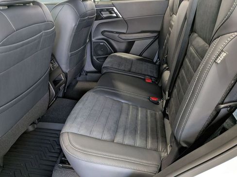 Used 2025 Mitsubishi Outlander SE image 25