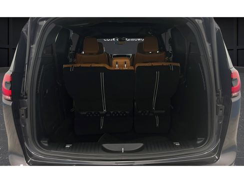 Used 2023 Chrysler Pacifica Pinnacle FWD image 27