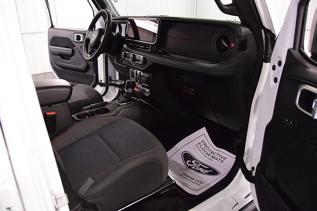 Used 2026 Jeep Wrangler Unlimited Rubicon AWD/4WD image 30