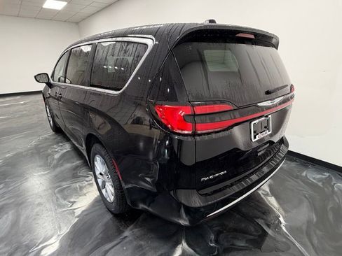 New 2026 Chrysler Pacifica Select image 18