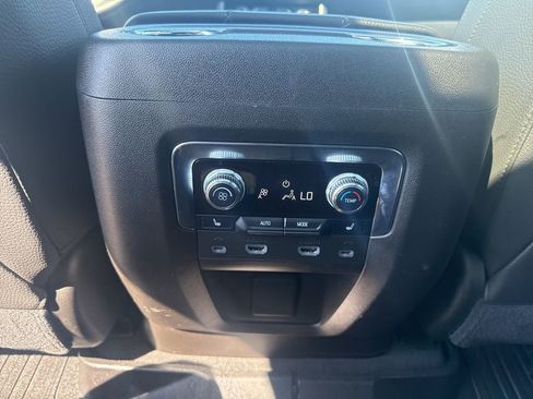 Used 2021 GMC Yukon XL Denali image 16