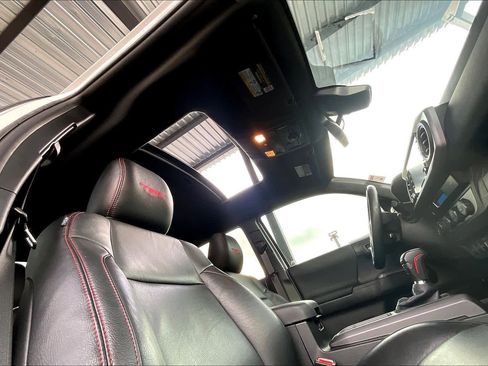 Used 2022 Toyota Tacoma TRD Off-Road image 13