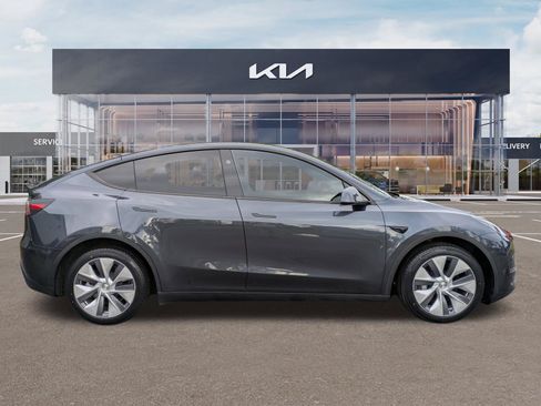 Used 2024 Tesla Model Y Long Range AWD/4WD image 3