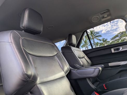 Used 2022 Ford Explorer Limited w/ Equipment Group 301A RWD image 17