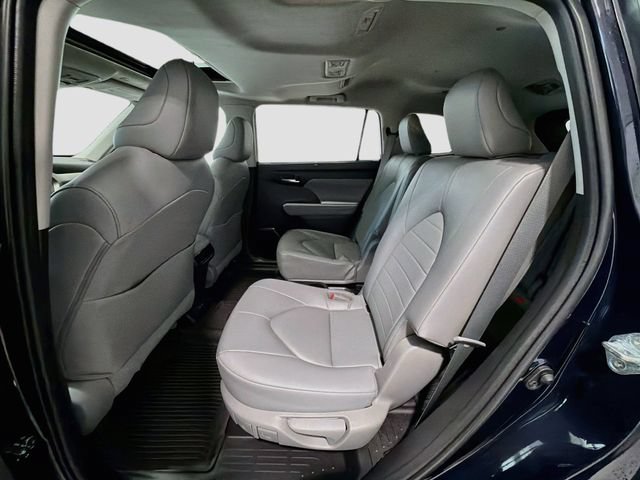 Used 2023 Toyota Highlander XLE AWD/4WD image 19