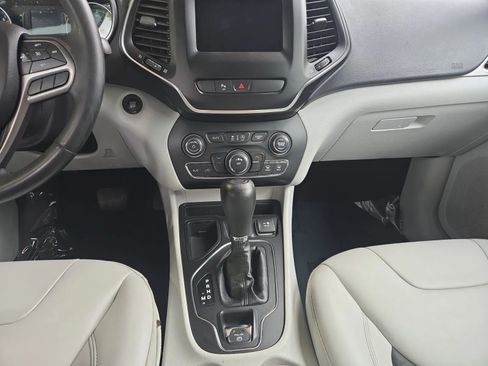 Used 2020 Jeep Cherokee Latitude Plus FWD image 20