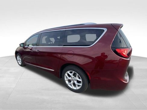 Used 2017 Chrysler Pacifica Touring-L Plus w/ Tire & Wheel Group image 6