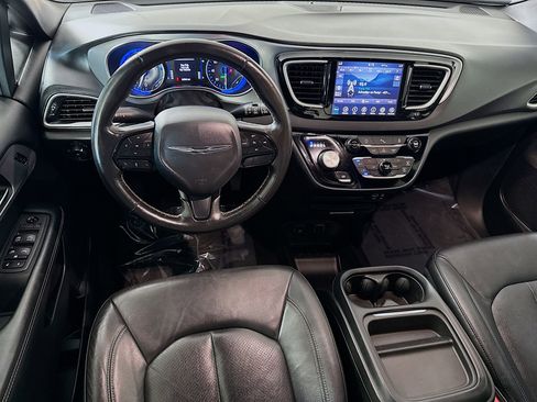 Used 2020 Chrysler Pacifica Touring-L w/ S Appearance Package image 17