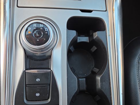 Used 2021 Ford Explorer XLT w/ Equipment Group 202A AWD/4WD image 8