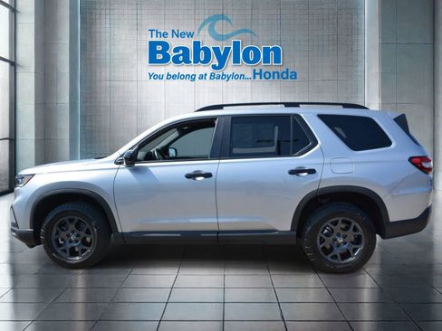 Used 2025 Honda Pilot TrailSport image 2