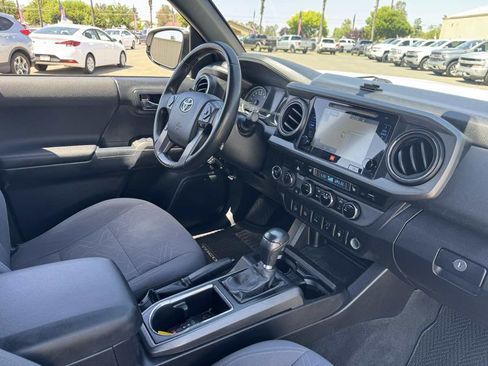 Used 2016 Toyota Tacoma TRD Off-Road AWD/4WD image 15