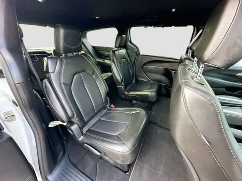 Used 2025 Chrysler Pacifica Select image 27
