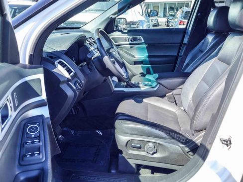 Used 2015 Ford Explorer XLT image 2