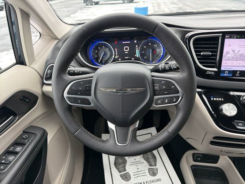 Used 2024 Chrysler Pacifica Touring-L image 14