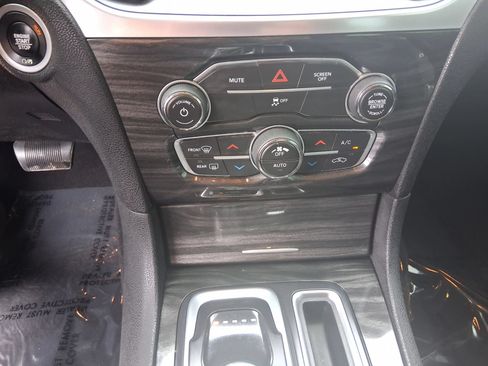 Used 2019 Chrysler 300 Touring AWD/4WD image 14