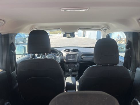 Used 2018 Jeep Renegade Latitude w/ Cold Weather Group image 23