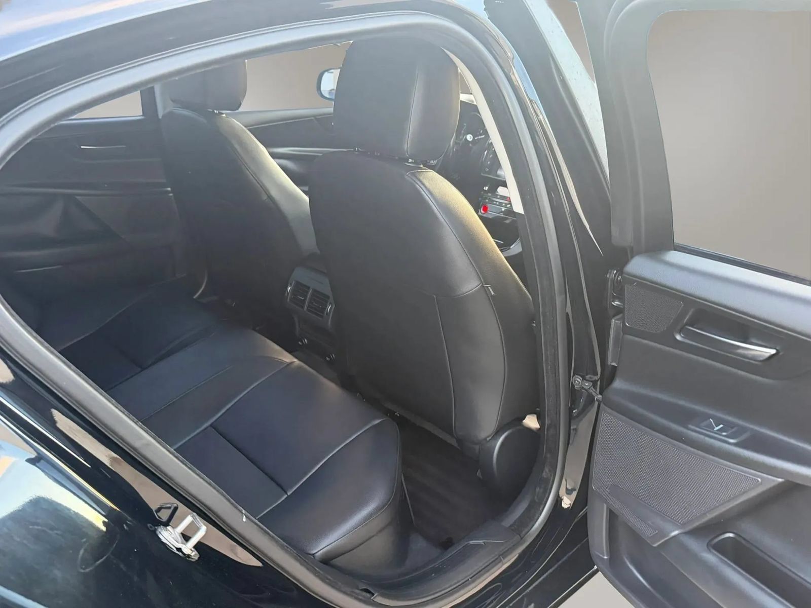 Used 2017 Jaguar XE RWD image 17