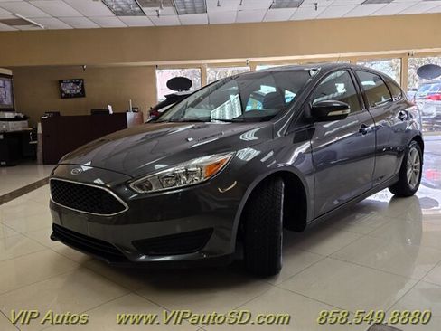 Used 2015 Ford Focus SE FWD image 2