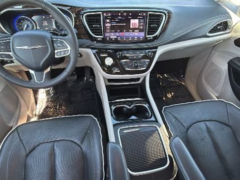 Used 2023 Chrysler Pacifica Limited FWD image 26